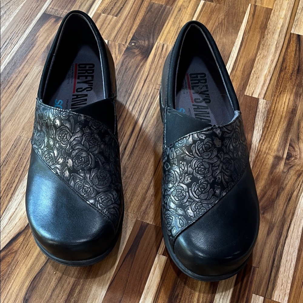 Grey's Anatomy Black Rose Pattern Mules